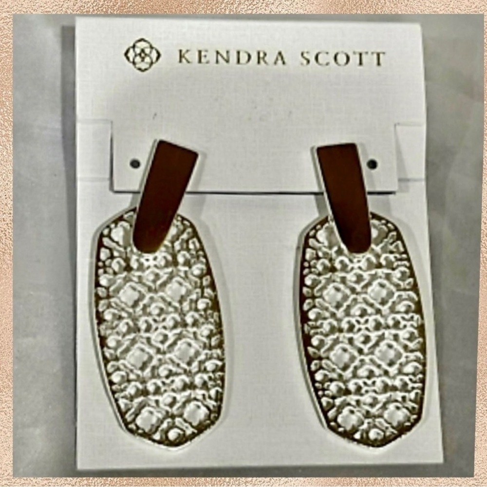 KENDRA SCOTT 🆑 Final Sale-No Offers-No Shipping Discount